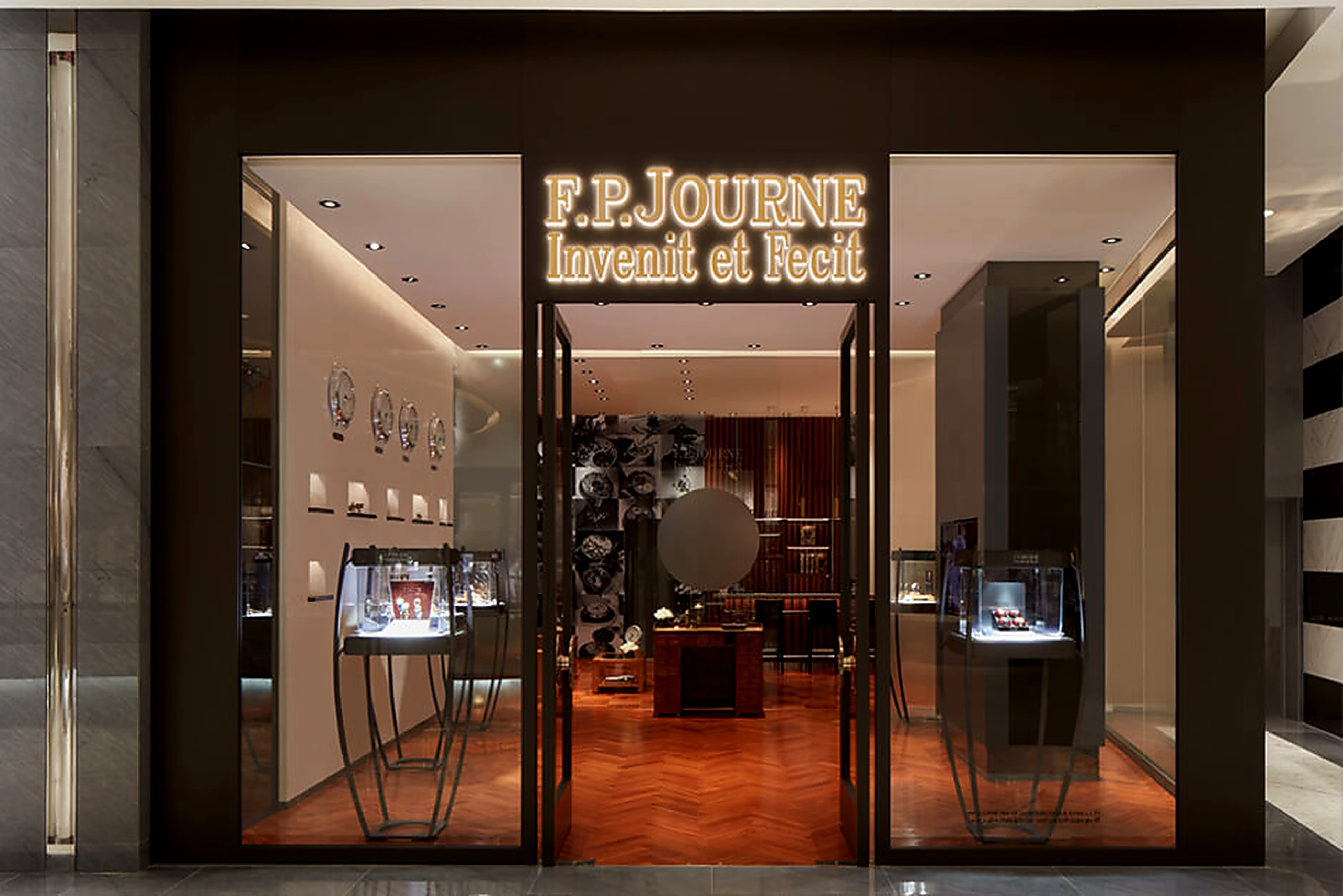 François-Paul Journe and Mohammed Abdulmagied Seddiqi cutting the ribbon at the Dubai Mall boutique opening